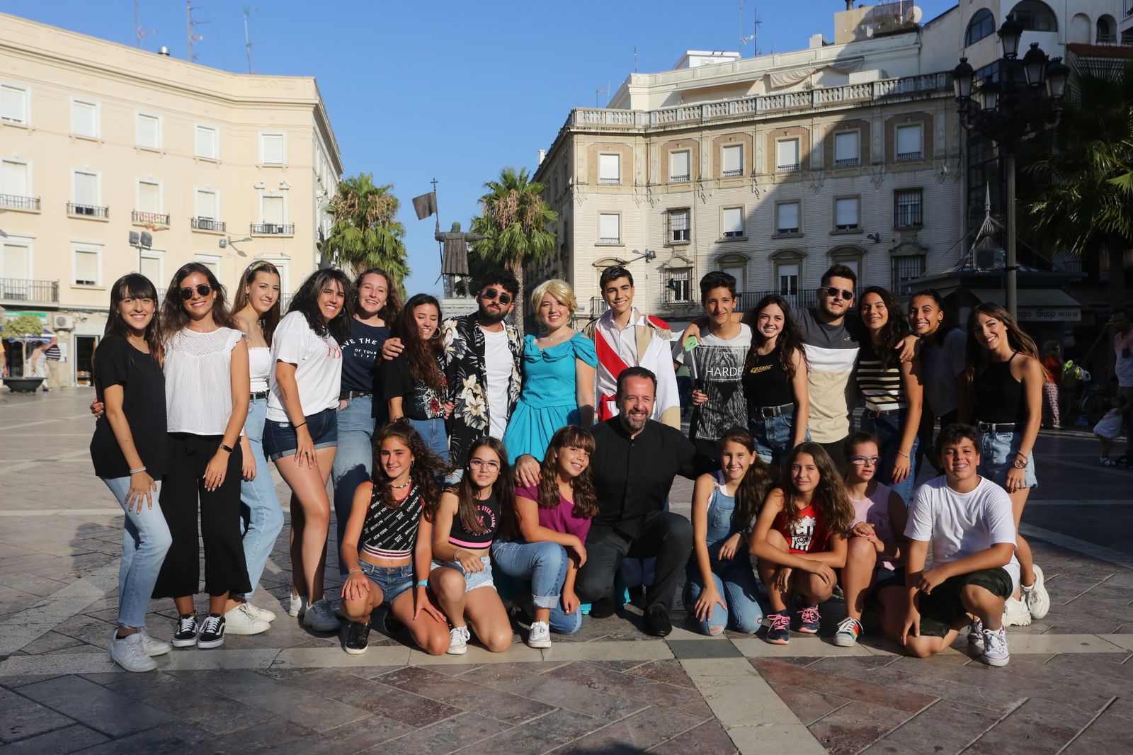 Miembros de la Asociación juvenil Carabela y Francisco Navarro Lara, promotor del concierto 'Hollywood Sinfónico', realizan un 'flashmob' urbano.