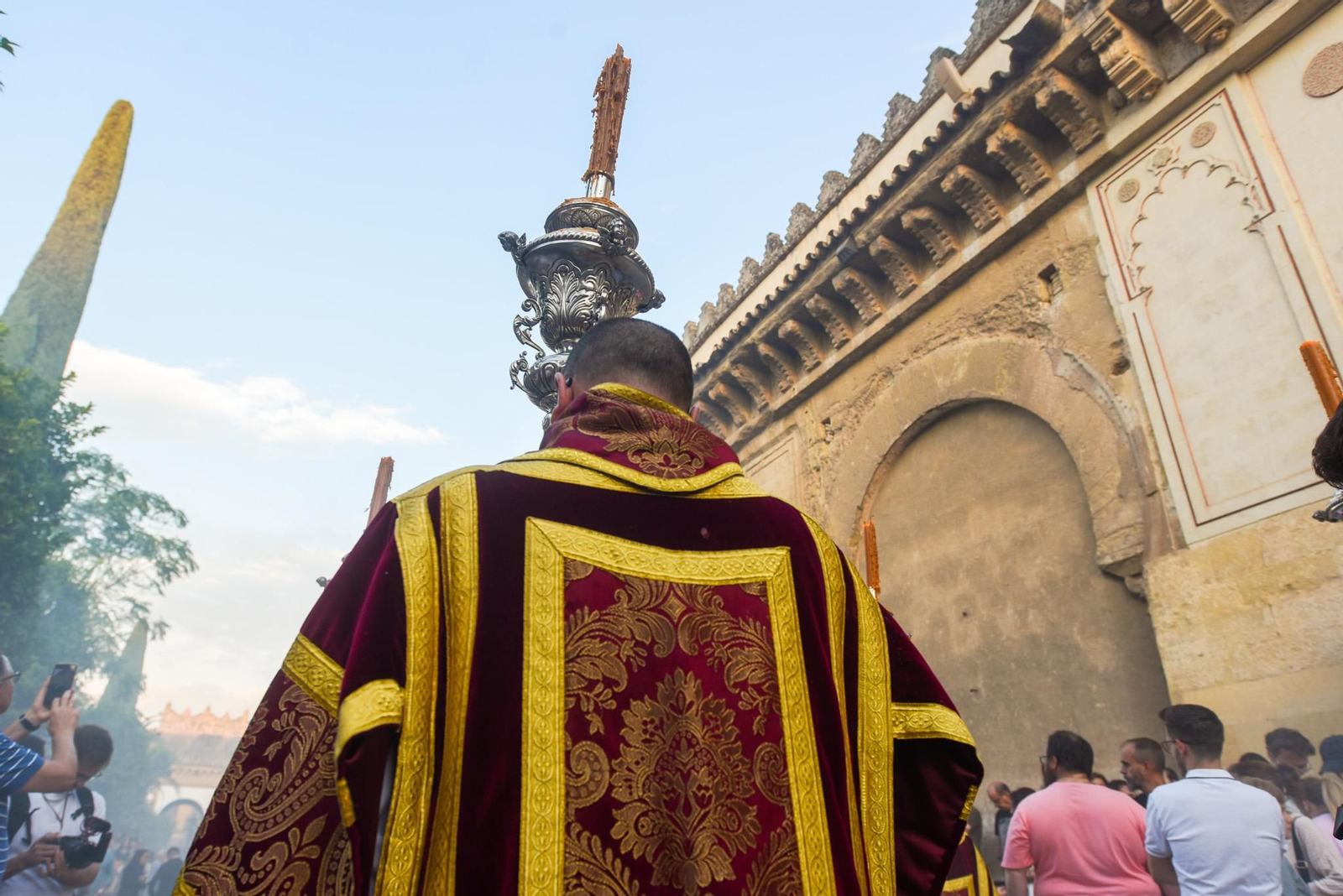 El traslado del Sepulcro de El Carpio tras el Magno Vía Crucis de Córdoba, en imágenes