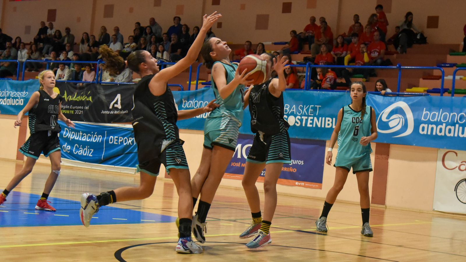 Las fotos de la segunda jornada del Andaluz infantil femenino de baloncesto en La Línea