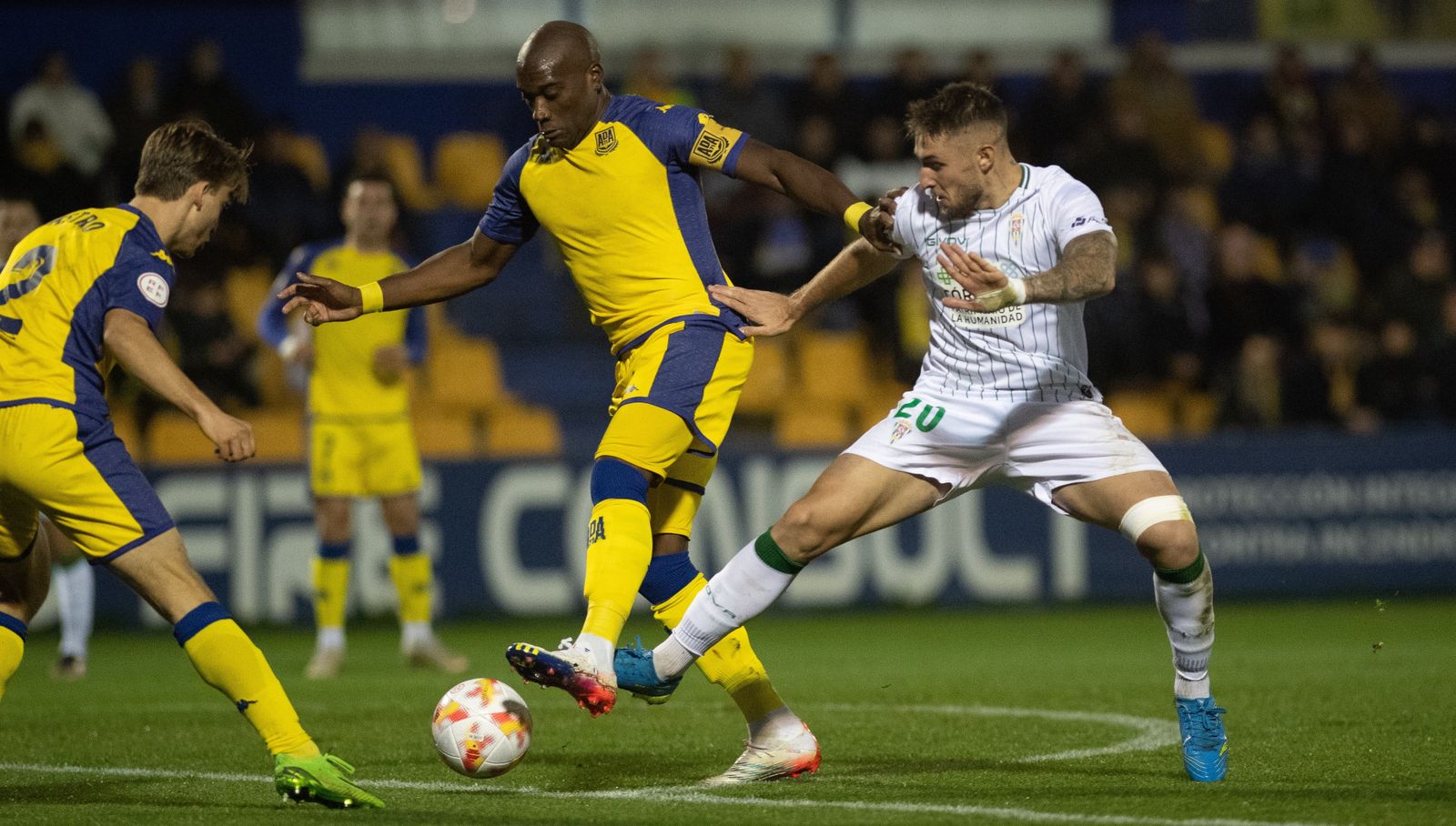 Casas pugna con Babin en el Alcorcón-Córdoba CF del pasado mes.