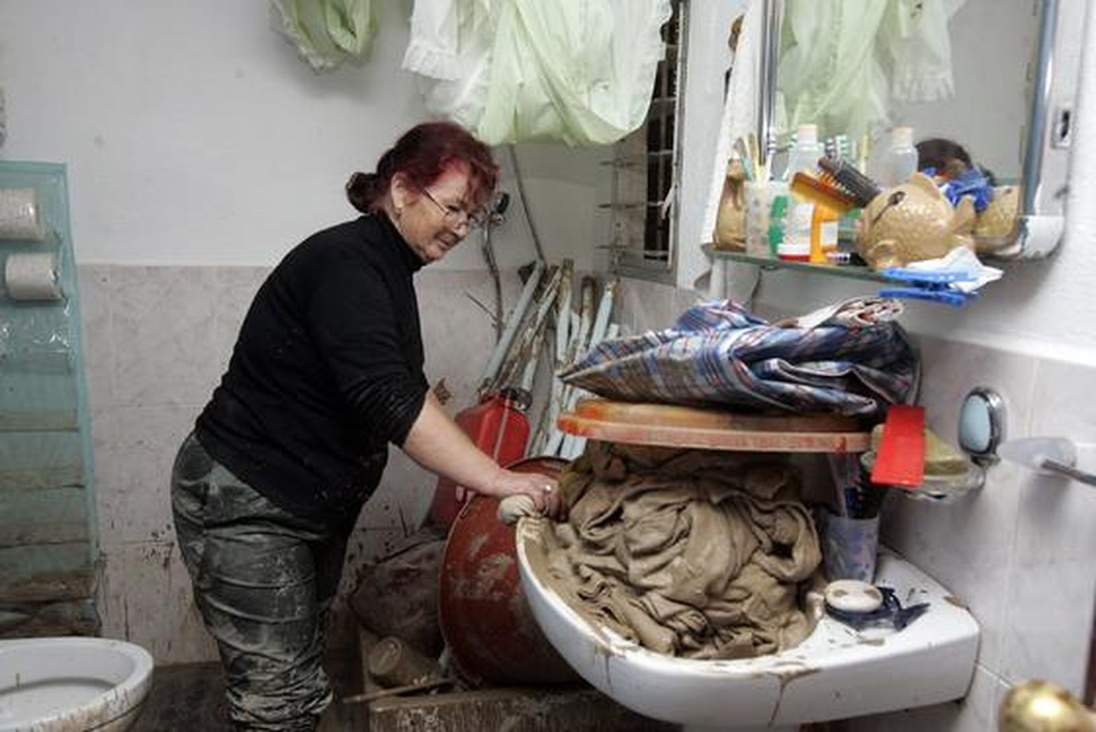 Los afectados por las inundaciones realizan trabajos de limpieza de agua y lodo acumulado.

Foto: Óscar Barrionuevo