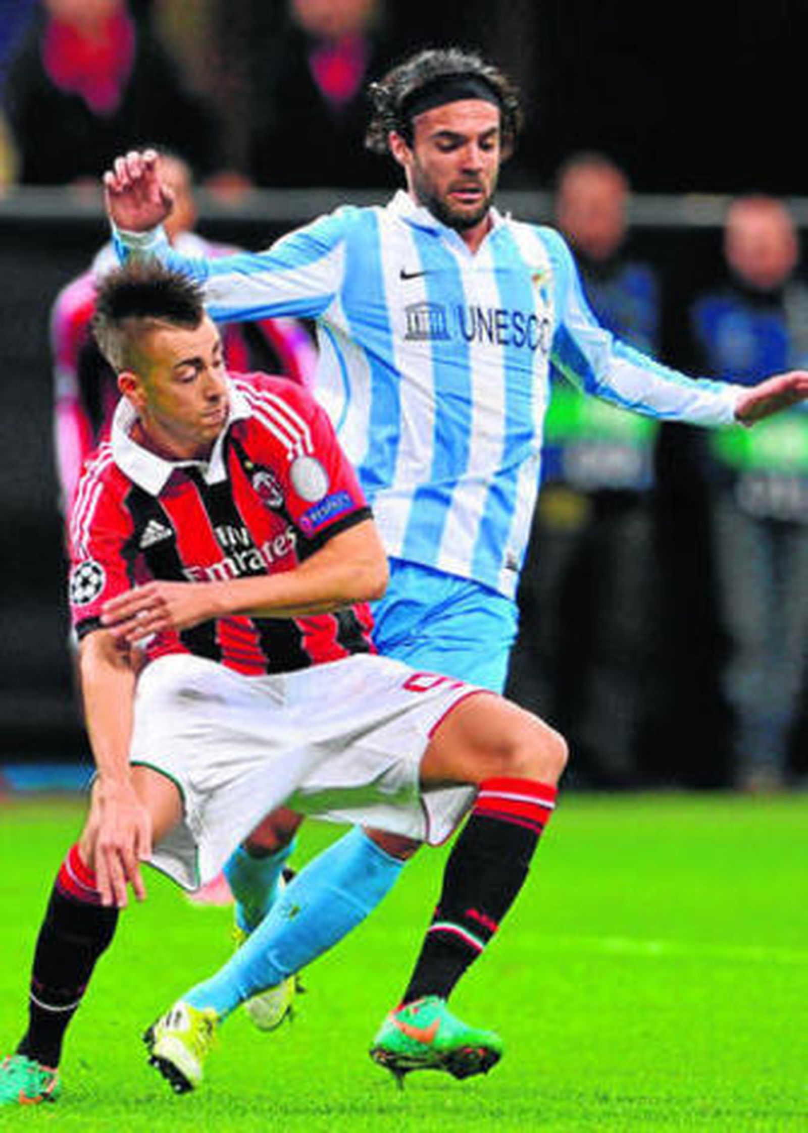 Sergio Sánchez pelea con El Shaarawy en el partido del martes.