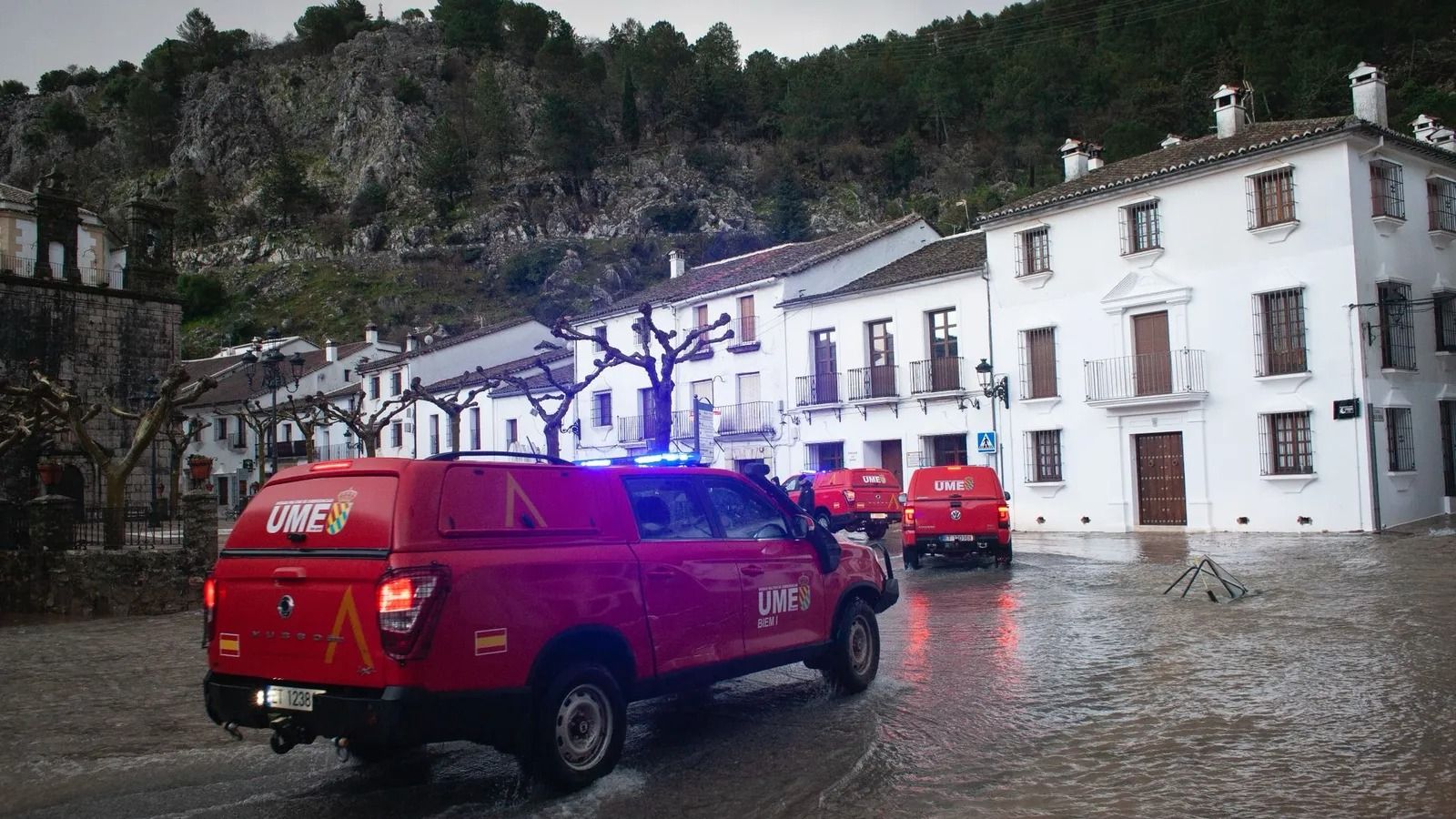 La UME procediendo al desalojo de Grazalema el pasado jueves 5 de febrero.