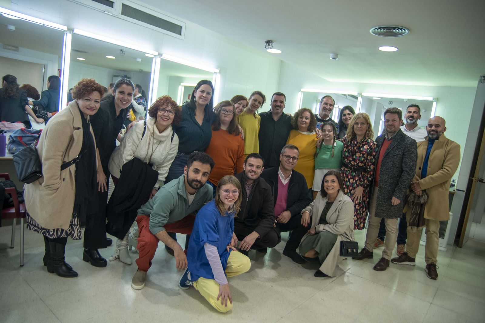 Paola Laynez y José Ángel Vélez con el equipo artístico que hizo posible ‘Tara’ en camerinos.