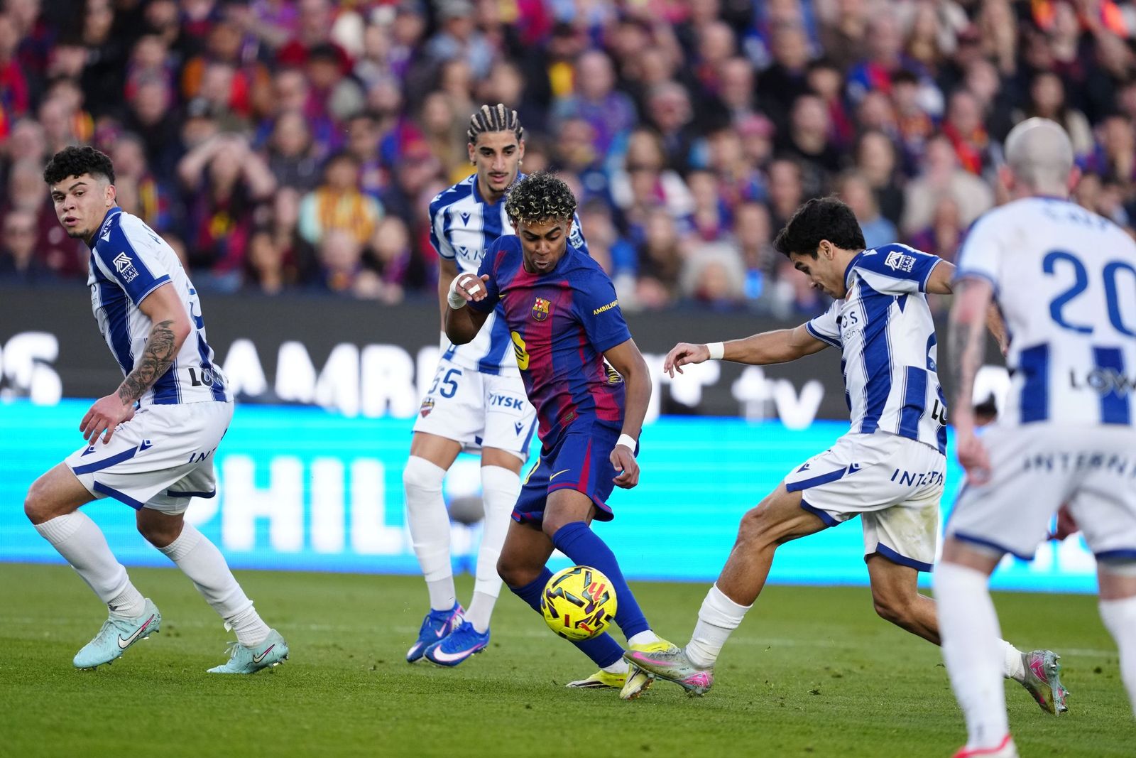 El delantero del FC Barcelona Lamine Yamal durante el partido de la jornada 25 de LaLiga EA Sports que FC Barcelona y el Levante UD disputan este domingo en el Spotify Camp Nou.