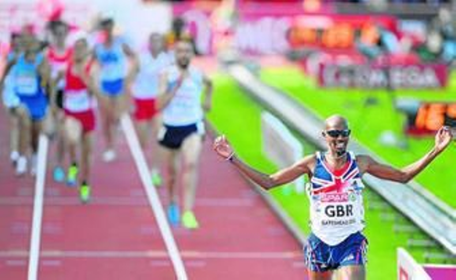 Mo Farah entra relajado en la meta de Gateshead tras su cómodo triunfo en los 5.000 metros.