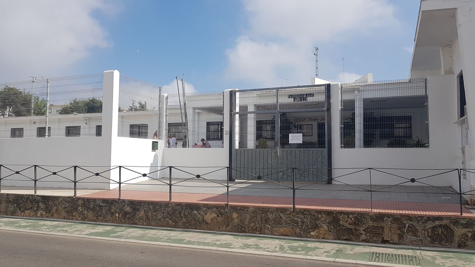 Entrada principal del colegio Casal Carrillo.