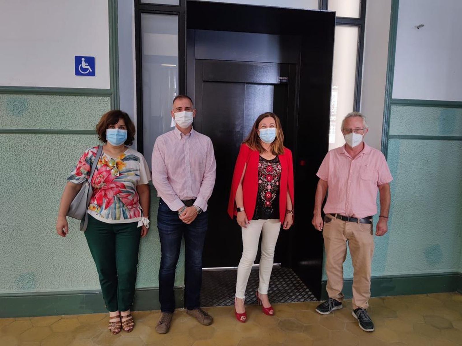 La viceconsejera y el delegado de Educación en su visita al IES Celia Viñas.