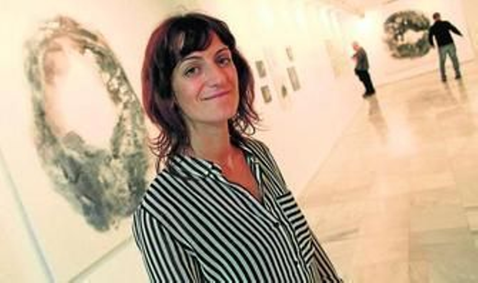 La artista Fátima Conesa posa ante su obra ayer en la sala Rivadavia.