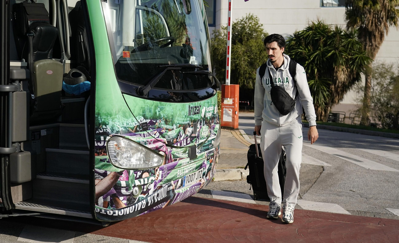 Djedovic, subiendo al autobús. Djedovic, subiendo al autobús.