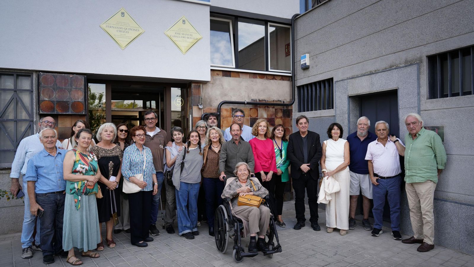 Foto de familia ante el edificio de la calle María Auxiliadora de Madrid en el que ya lucen las dos placas que recuerdan a Bonald y Quiñones.