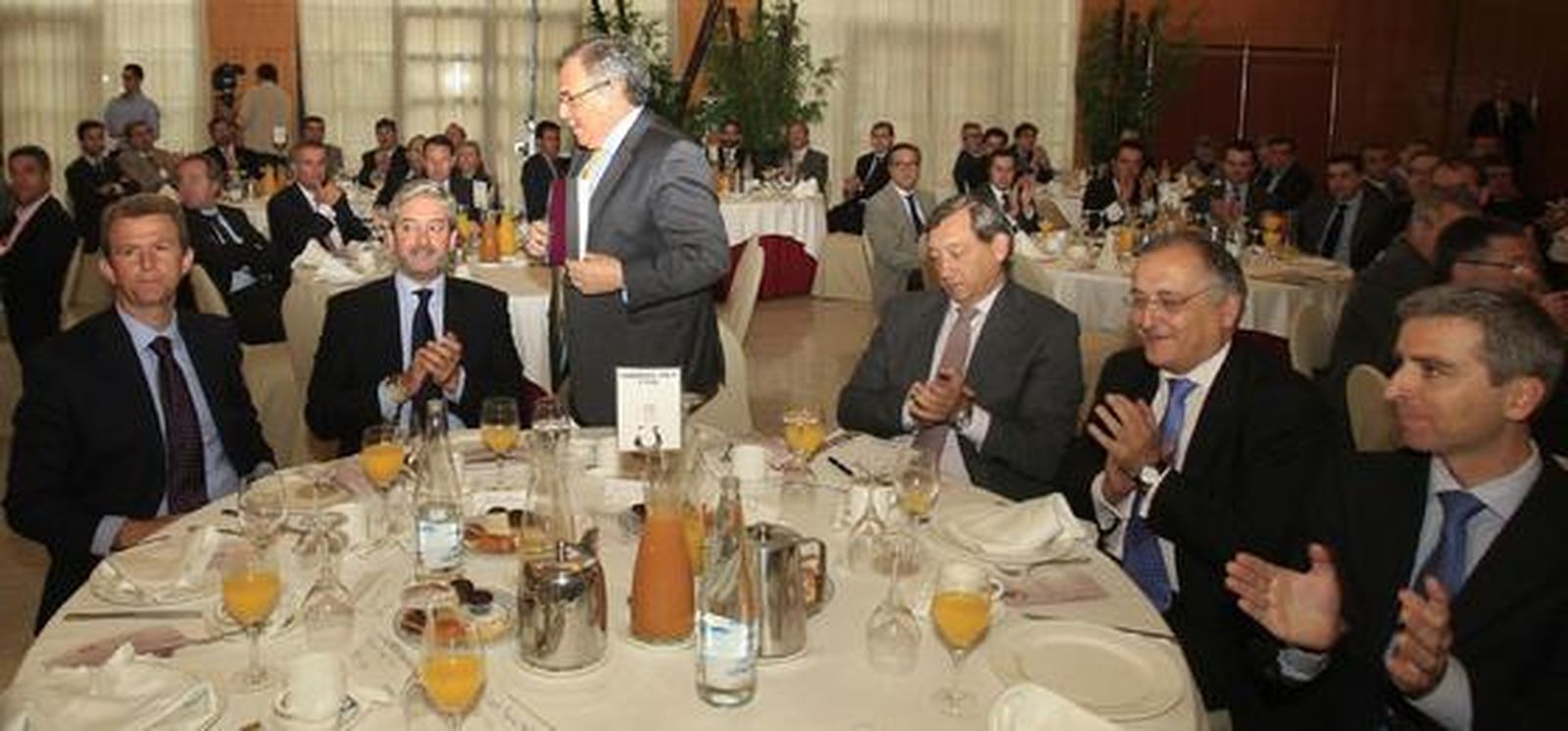 Antonio Moreno, consejero delegado de Alstom Transporte España, y Teófilo Serrano, presidente de Renfe.

Foto: Sergio Camacho