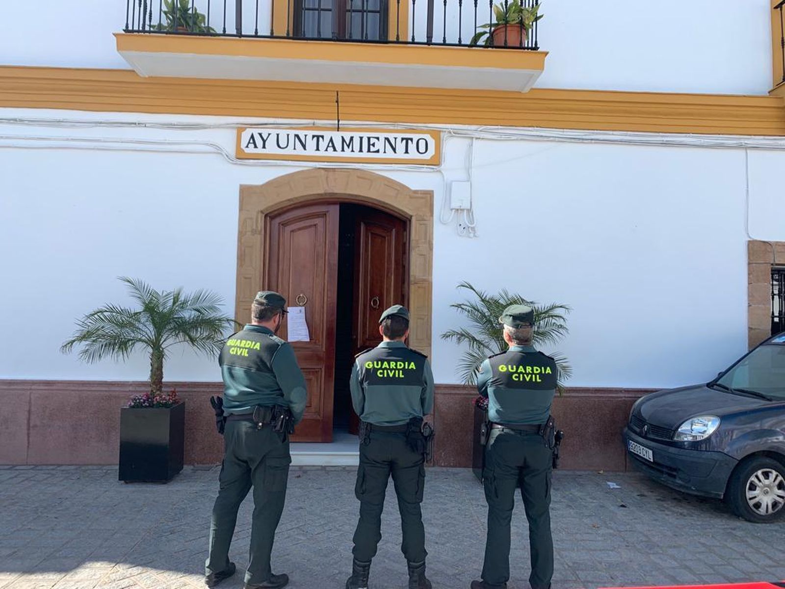 Agentes de la Guardia Civil frente al Ayuntamiento de Algar.