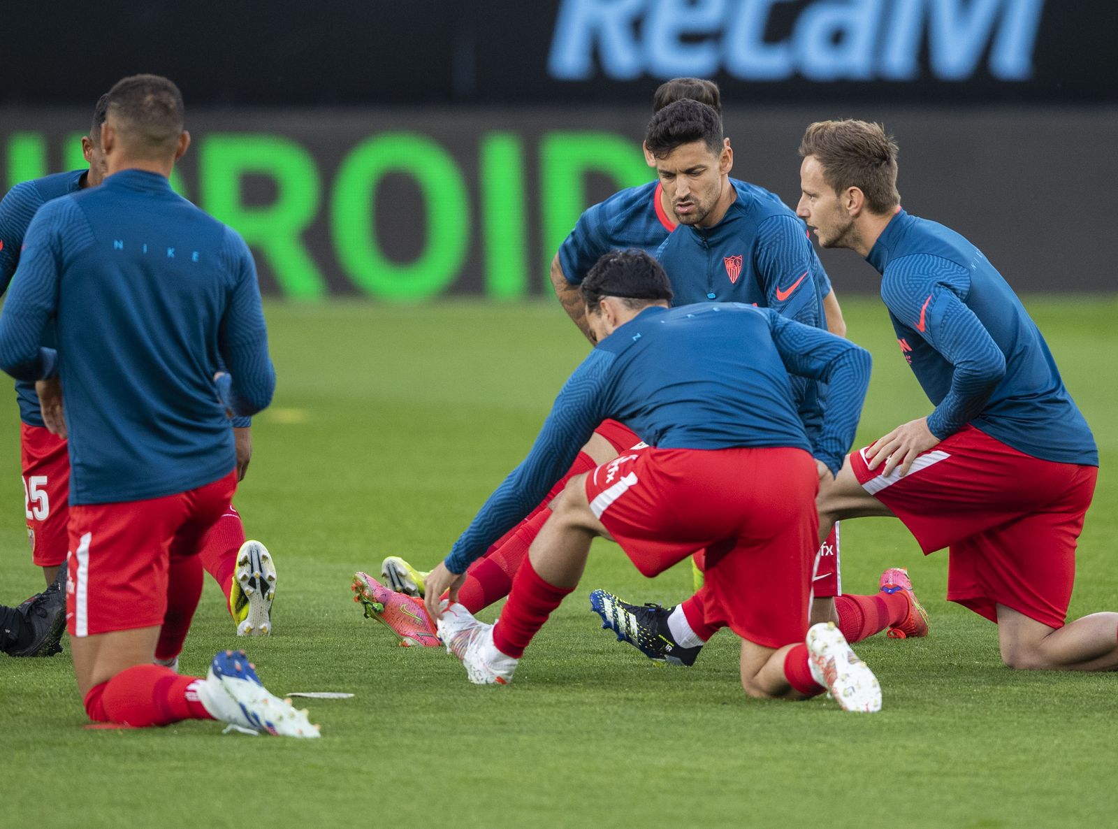 Fernando, Jesús Navas y Rakitic, tres de los más veteranos, calientan en Balaídos.