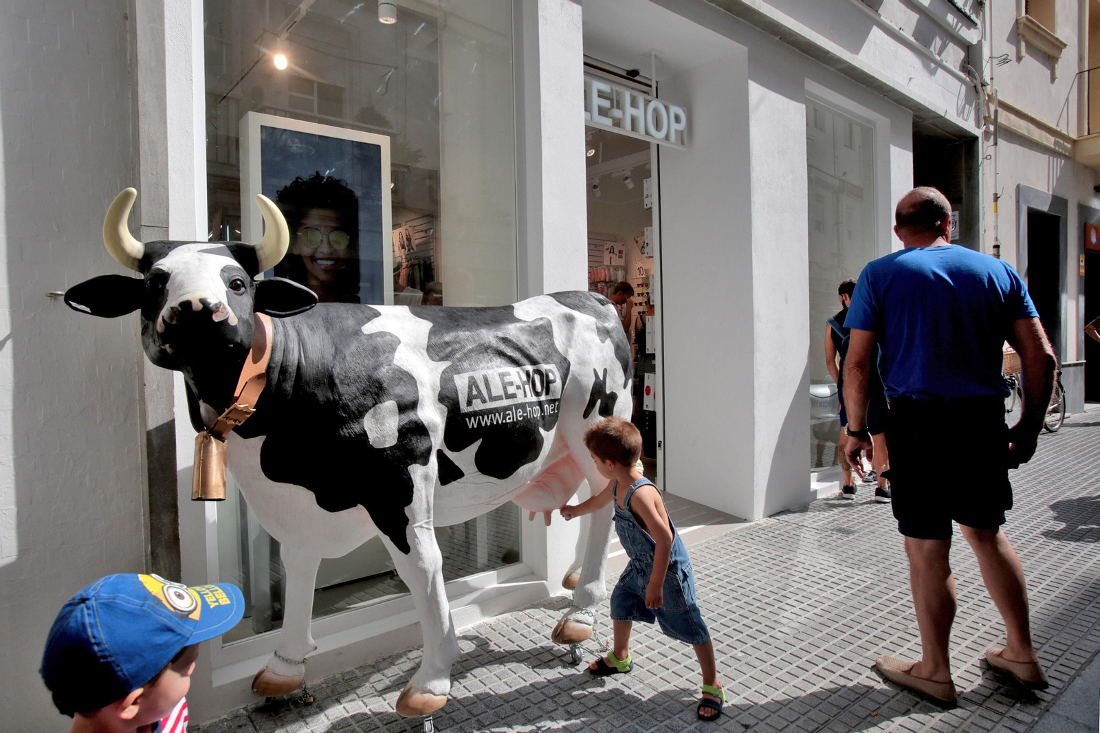 La vaca de la tienda de regalos ‘Ale-Hop ‘ en Cádiz capital.