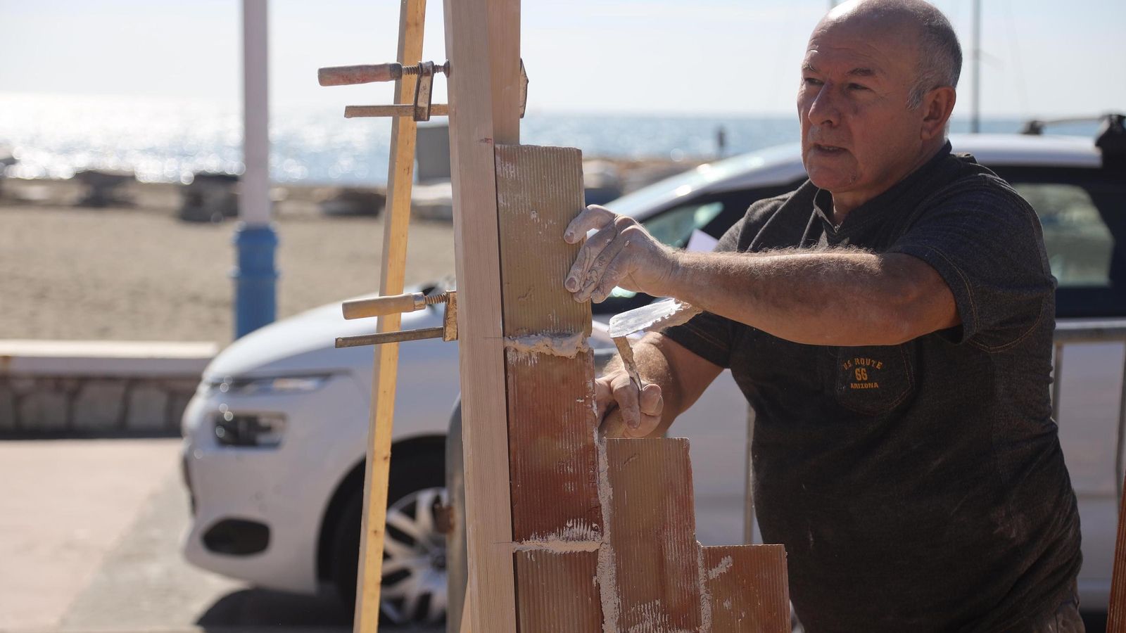 Un concursante colocando ladrillos