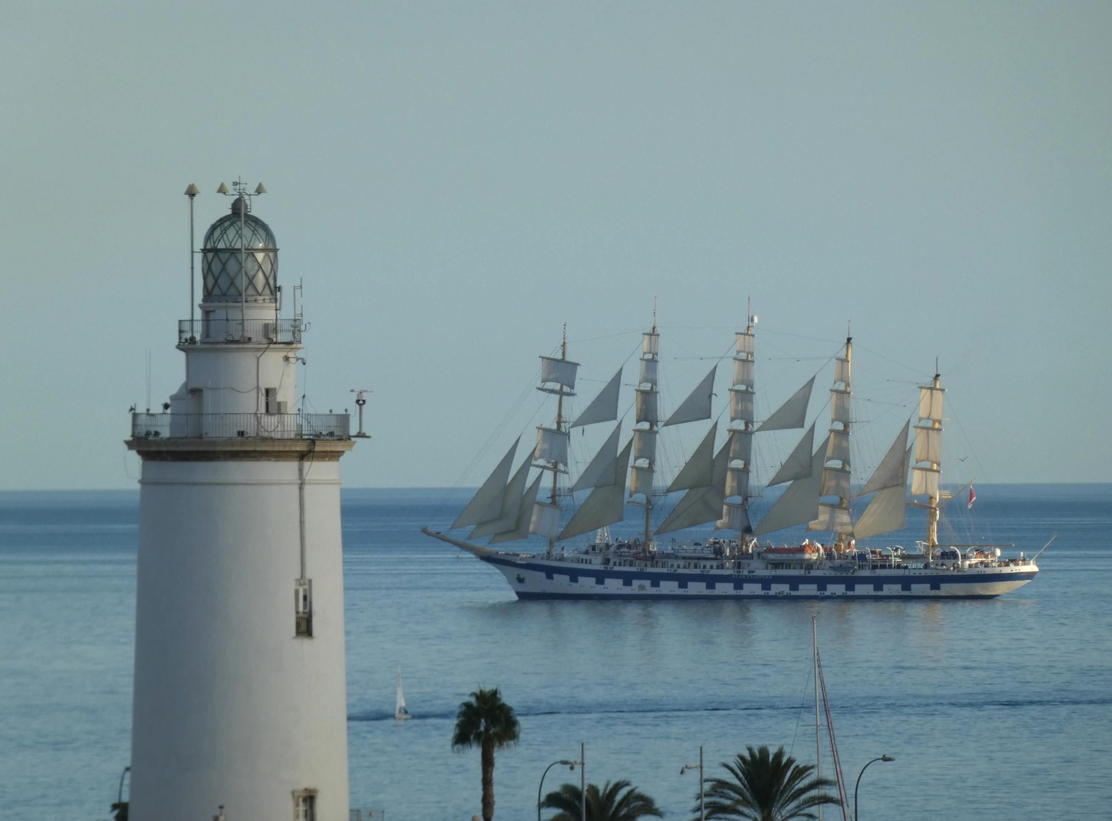‘Royal Clipper’ mostrando la mayor parte de sus velas desplegadas. ‘Royal Clipper’ mostrando la mayor parte de sus velas desplegadas.