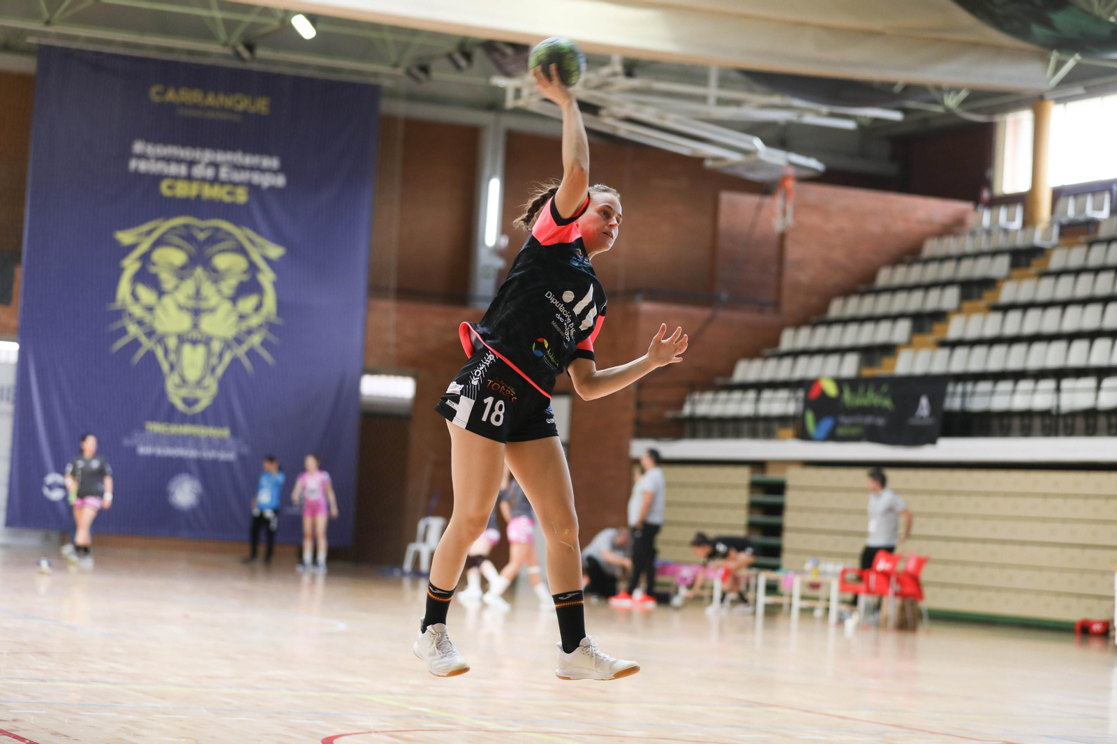 María Pérez lanza a portería en Carranque.