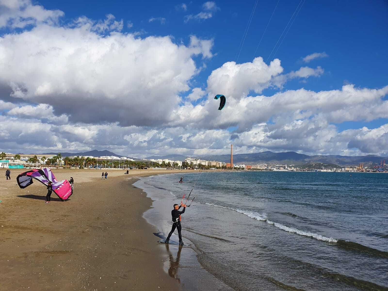 Domingo de kitesurf en la playa de Sacaba de Málaga, en fotos