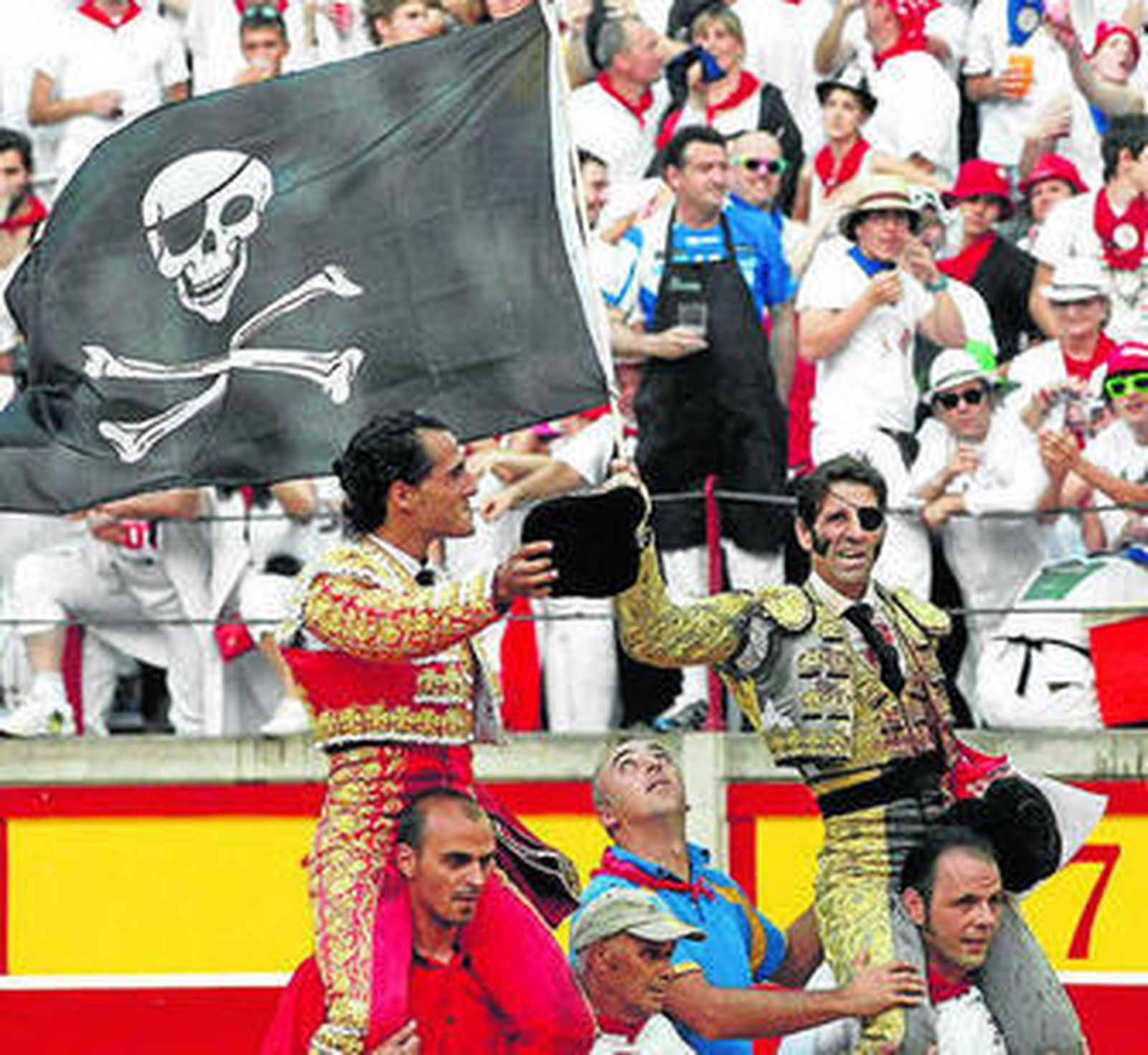 Iván Fandiño y Juan José Padilla salen a hombros, ayer, en Pamplona.