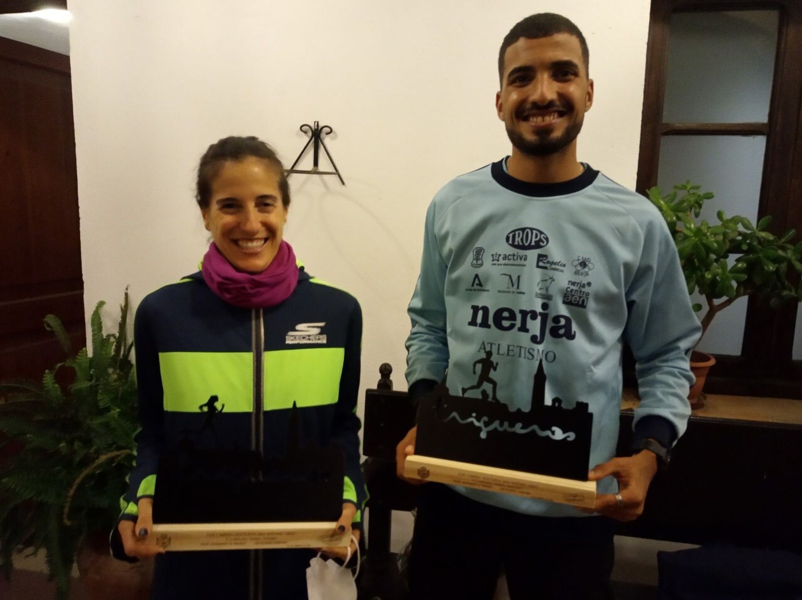 Raquel Gómez y Zakaria Boufaljat posan al finalizar la prueba triguereña.