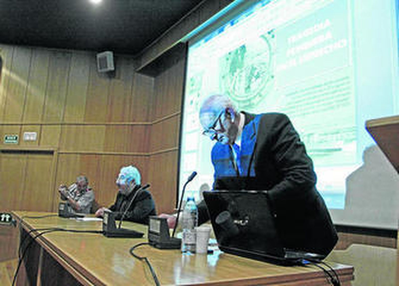 José Manuel Algarbani (al fondo) introduce la historia mientras José Regueira prepara su presentación.