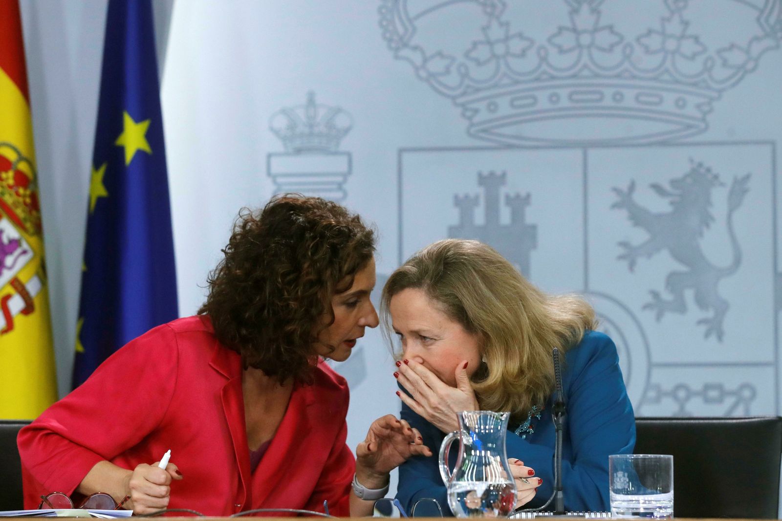 María Jesús Montero conversa con Nadia Calviño en la rueda de prensa posterior al Consejo de Ministros