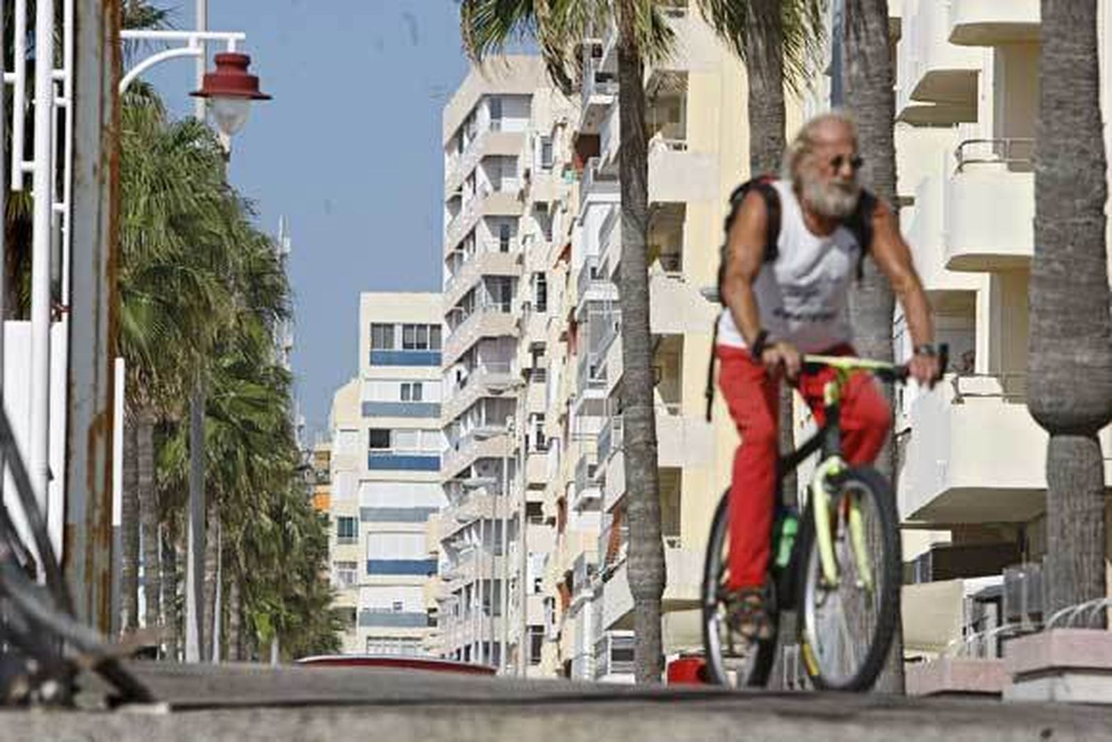 Una vista del Paseo Marítimo de Cádiz, cuyo metro cuadrado compite en precios con la lujosa urbanización de Sotogrande, en San Roque. /Julio González
