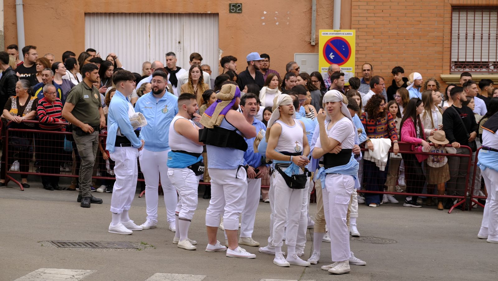 La Procesión de Los Ángeles de sobrepuso a la lluvia, en imágenes