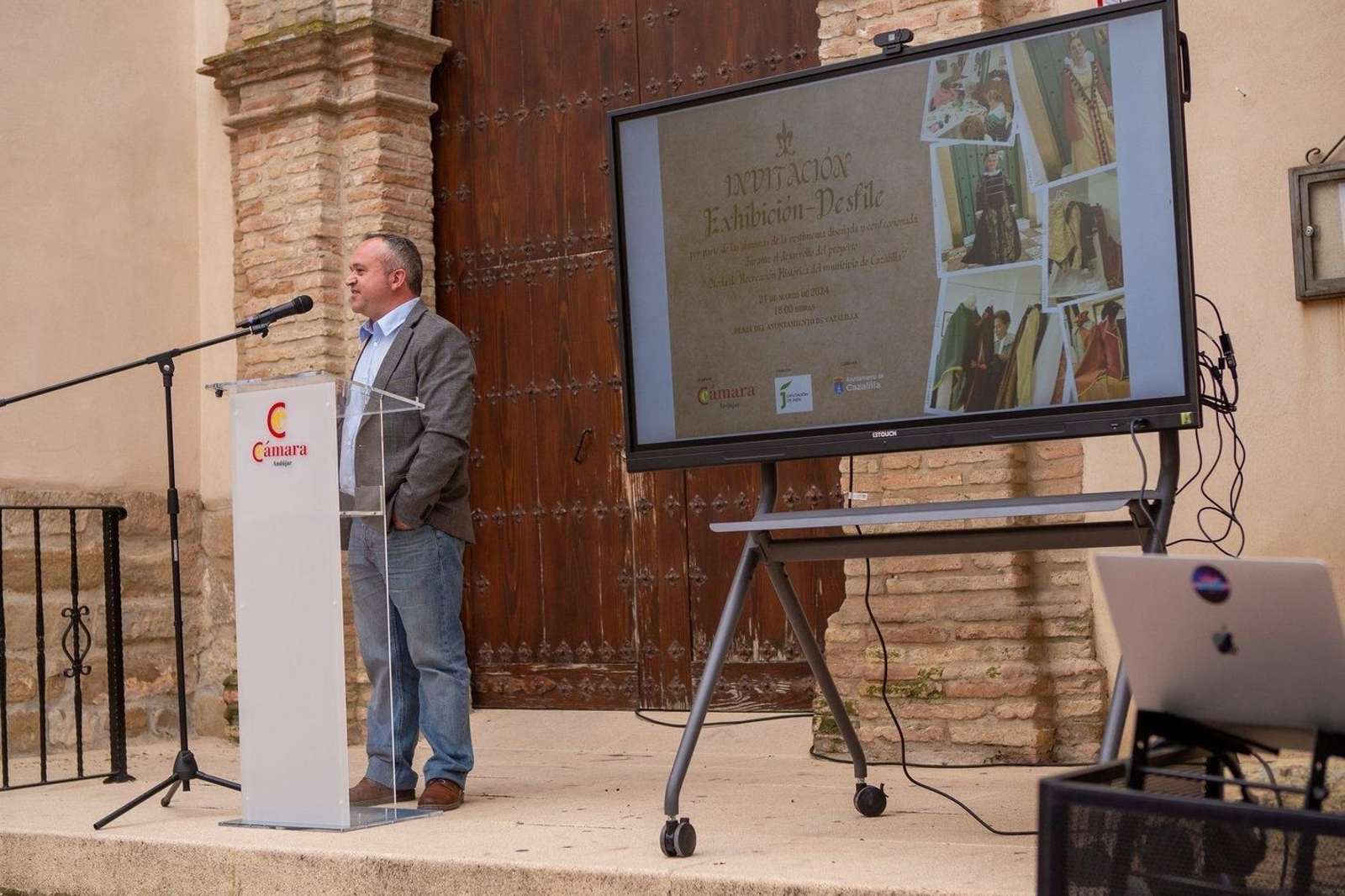 Desfile de los trajes renacentistas confeccionados por mujeres de Cazalilla.