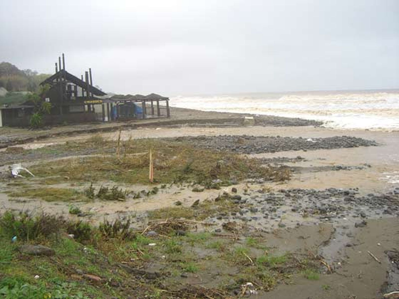 El temporal también afectó a las playas, como la de Estepona, en la imagen. 

Foto: Agencias