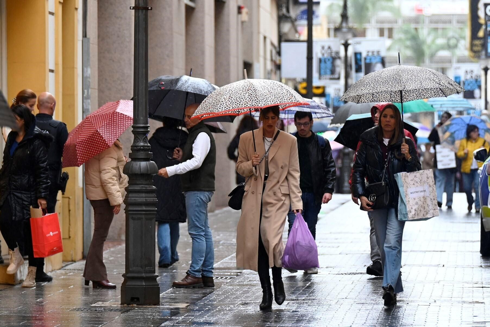 Varias personas se protegen de la lluvia en Córdoba
