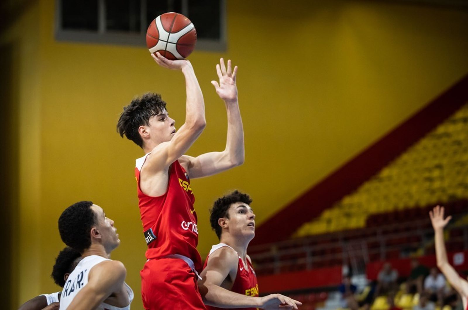 Mario Saint-Supéry lanza a canasta con España en Skopje.