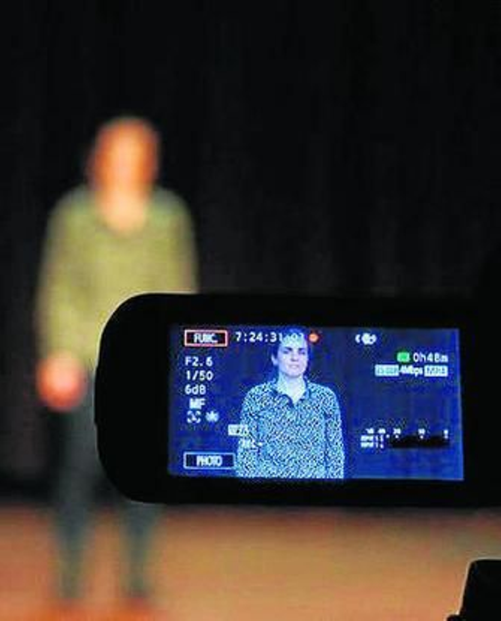 Una científica graba un vídeo.