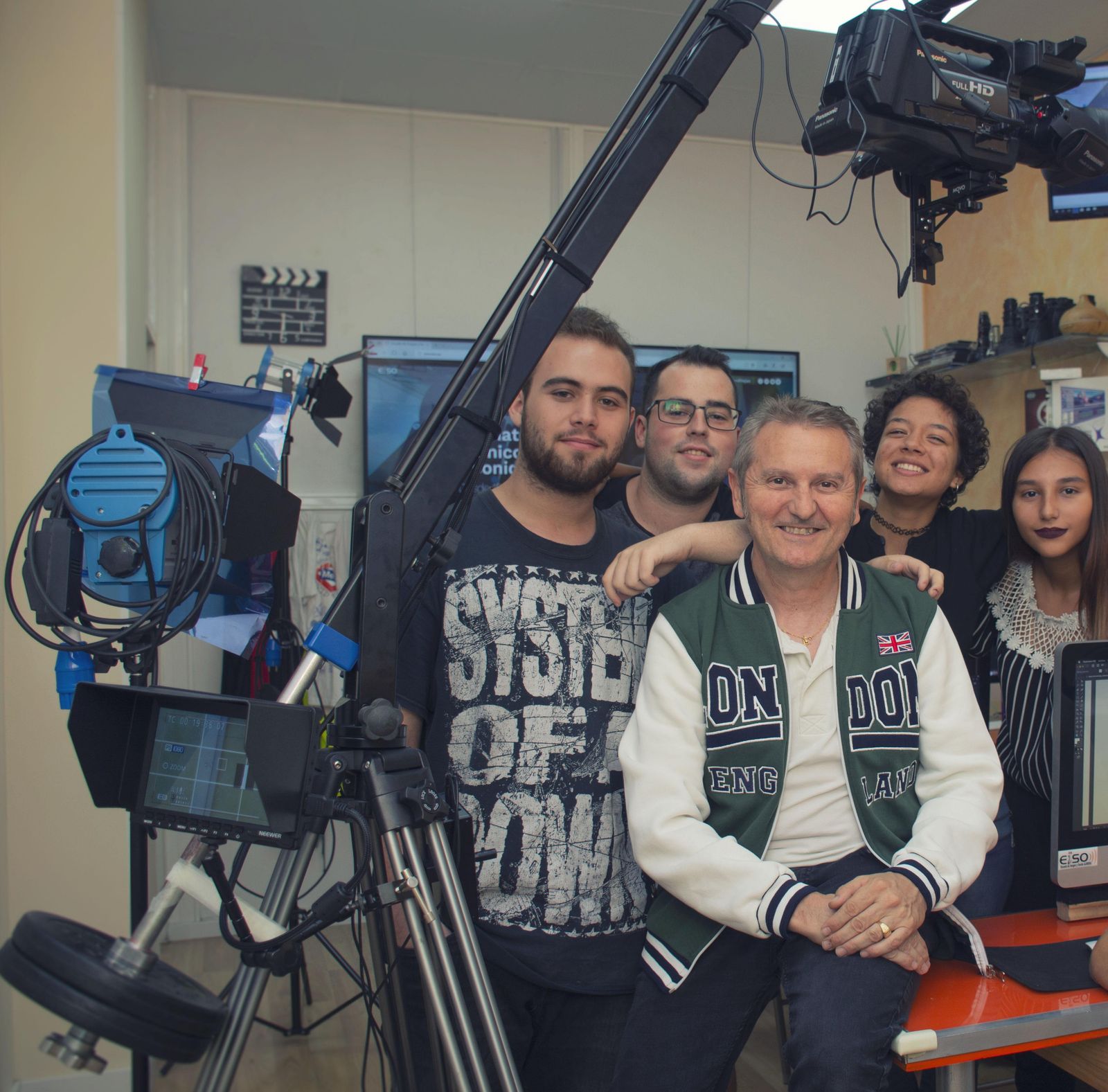 Luis Serrano con un grupo de alumnos en las instalaciones de la EISO.