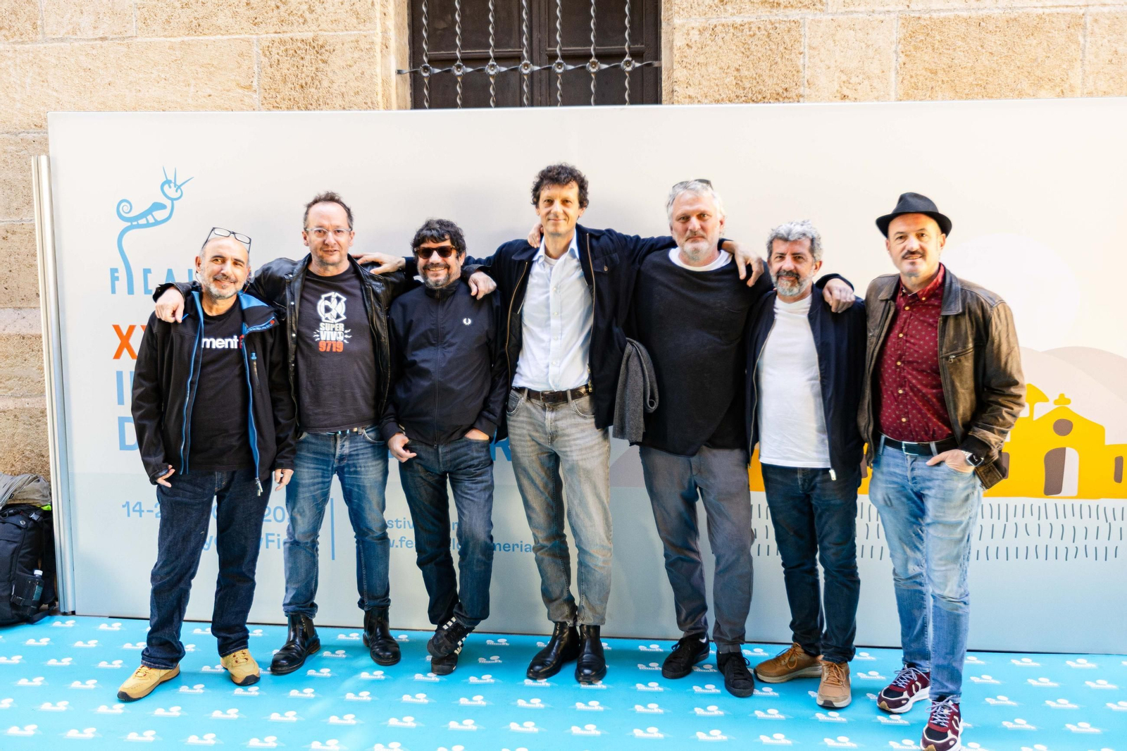 Santi Amodeo y Alberto Rodríguez con el equipo de la película a las puertas del Cervantes.