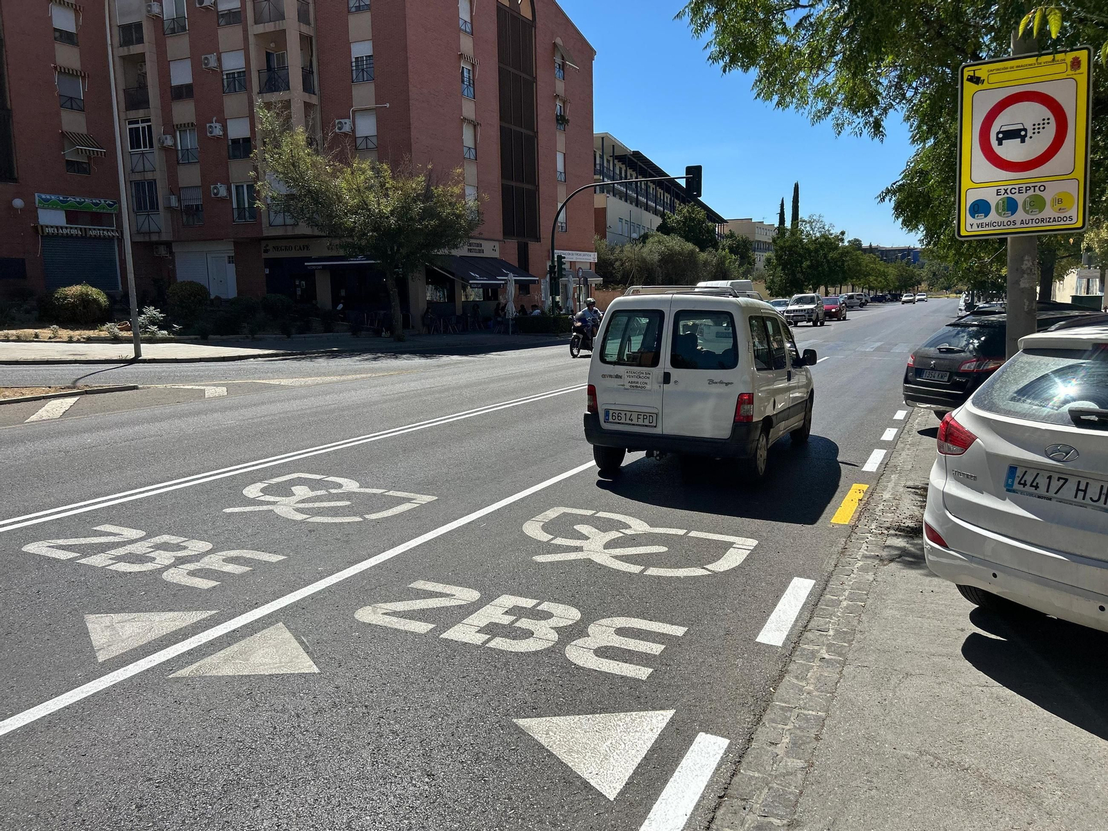Indicación de ZBE en la avenida de Pulianas, frente al Parque Nueva Granada