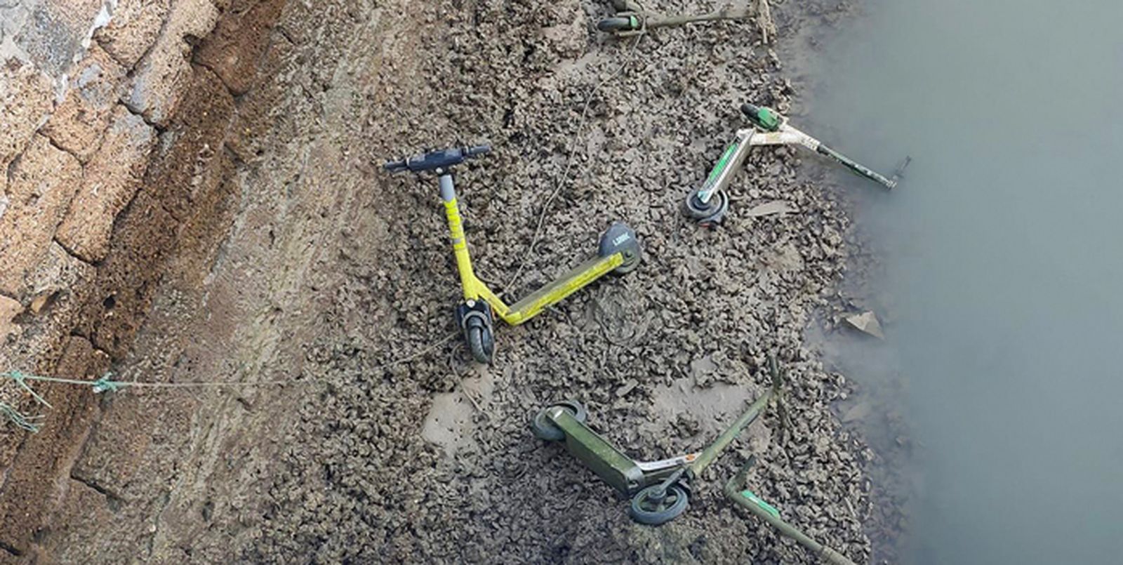 Varios patinetes eléctricos arrojados al río Guadalete.