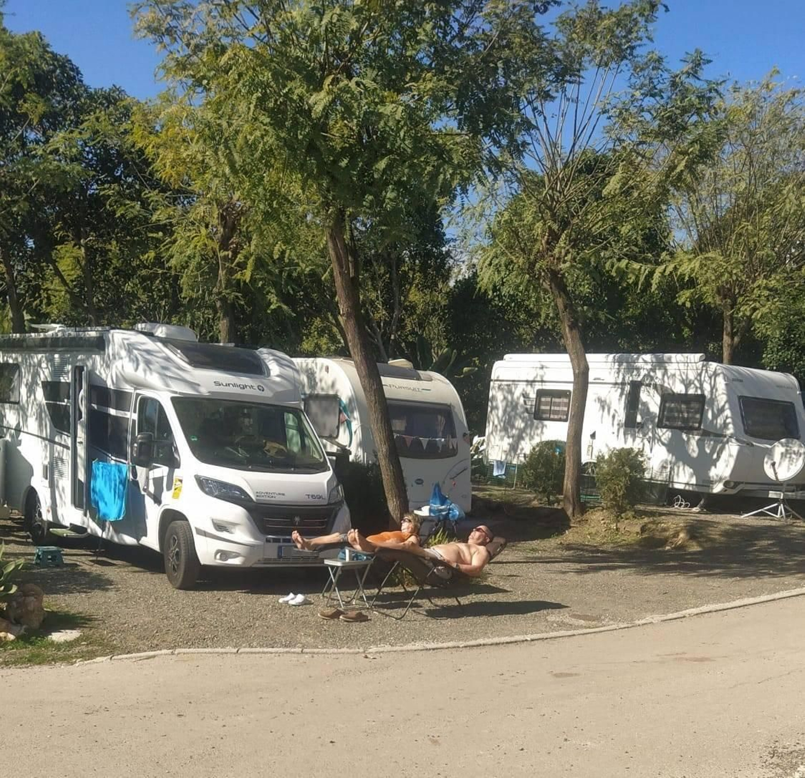 Dos turistas en el camping Parque tropical de Estepona.