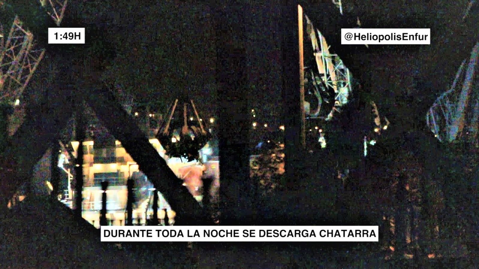 Imagen captada por los vecinos de la descarga de chatarra en el Muelle Norte del Puerto a las 1.49 de la madrugada del día 22 de septiembre.
