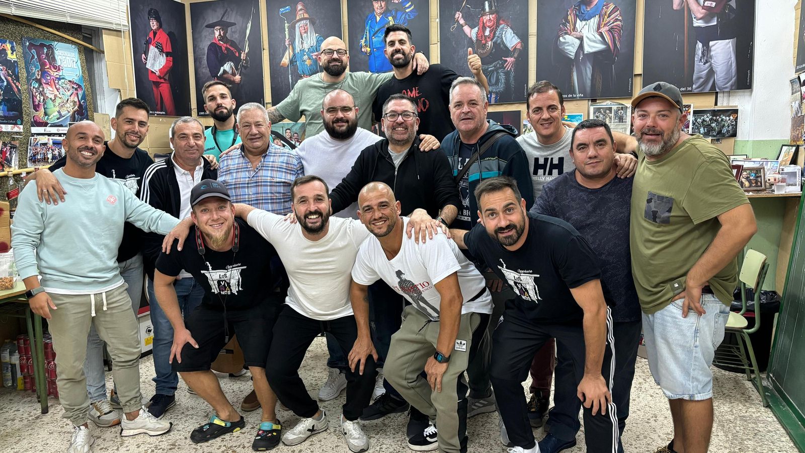 La chirigota del autor galardonado junto a los miembros de la peña Hombres del Campo