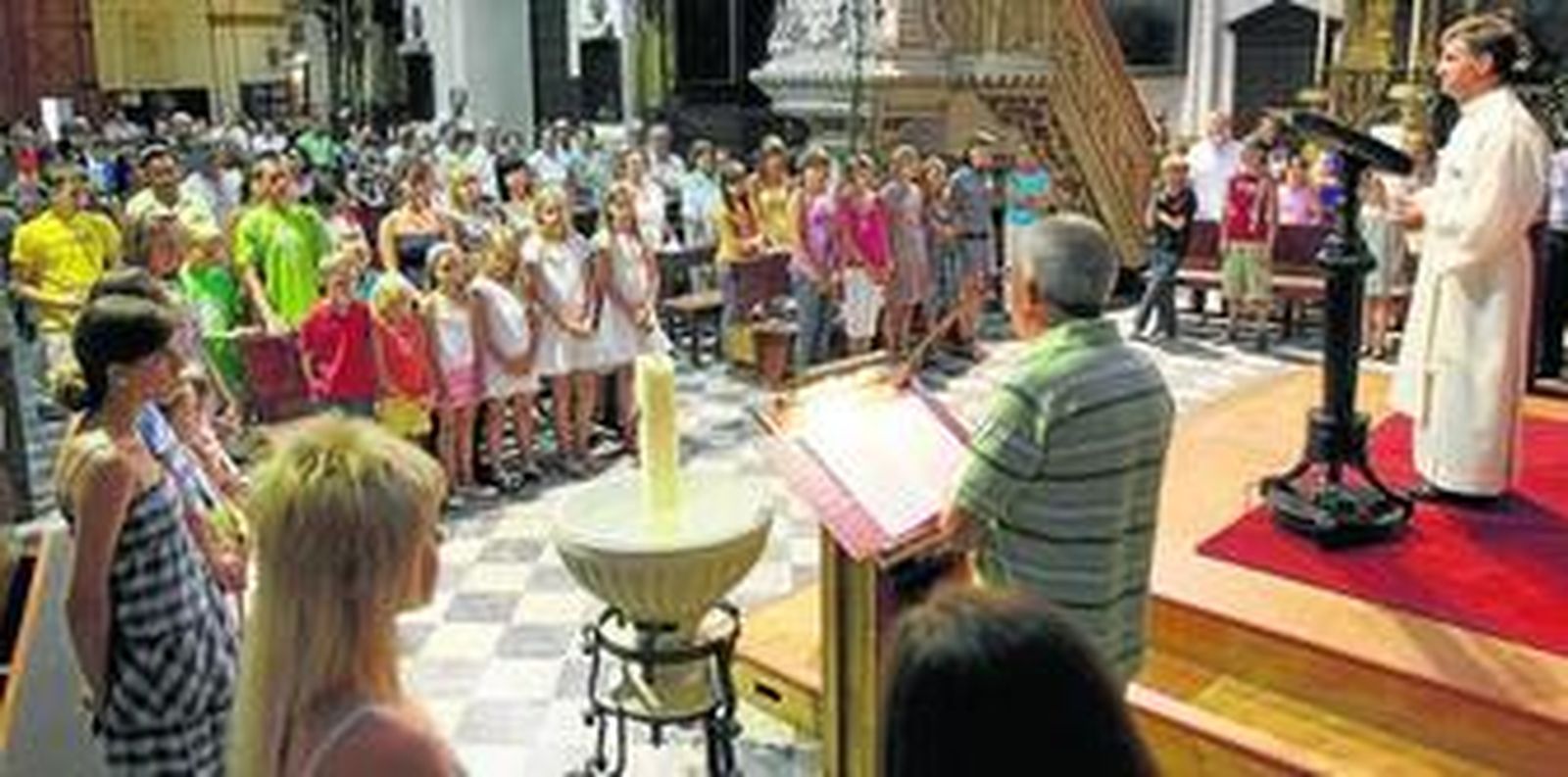 Un momento de la liturgia en honor a la llegada de los niños bielorrusos en acogida.