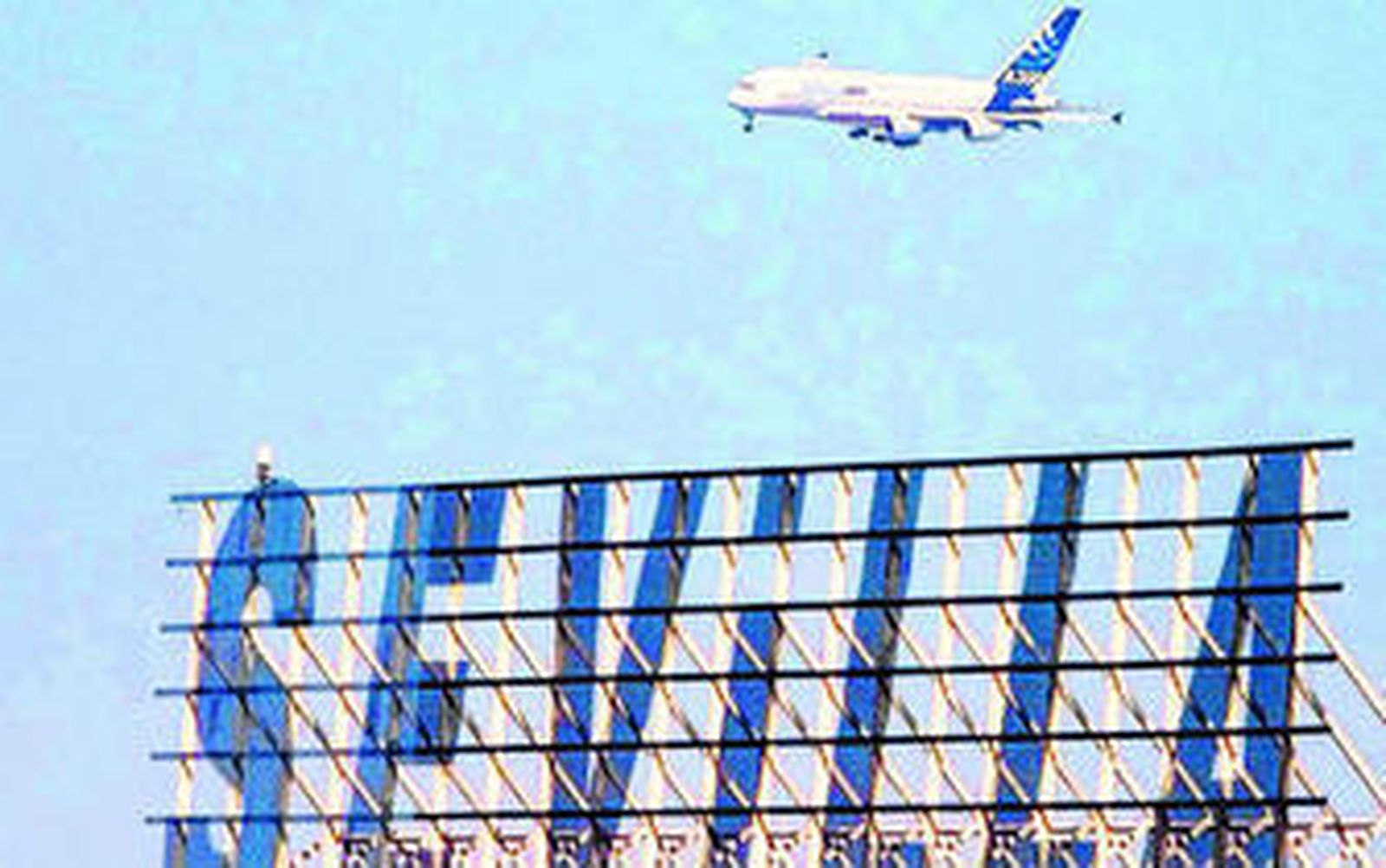 Un avión sobrevuela el aeropuerto de Sevilla.