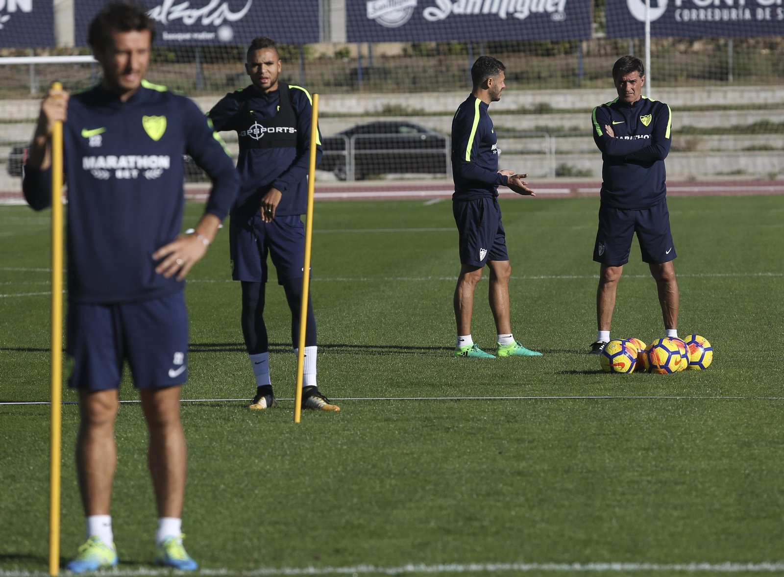 Míchel contempla un entrenamiento del Málaga junto a Demichelis.