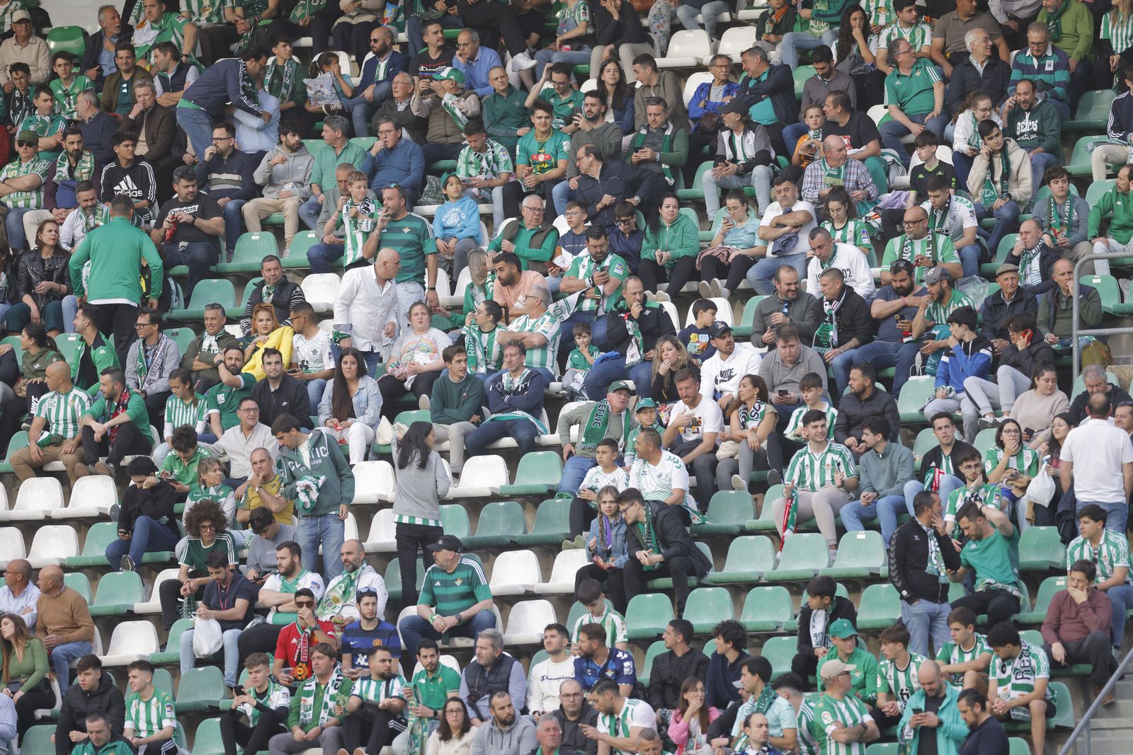 Búscate en las fotos del Betis-Manchester