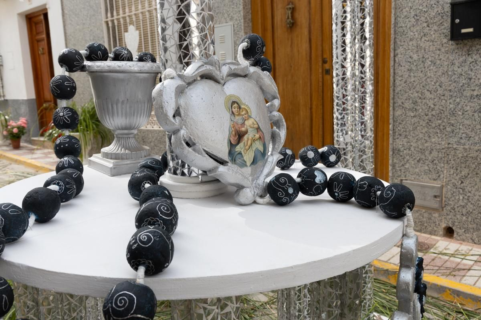 Los vecinos de Villardompardo exponen las obras de su Corpus un año más, en imágenes