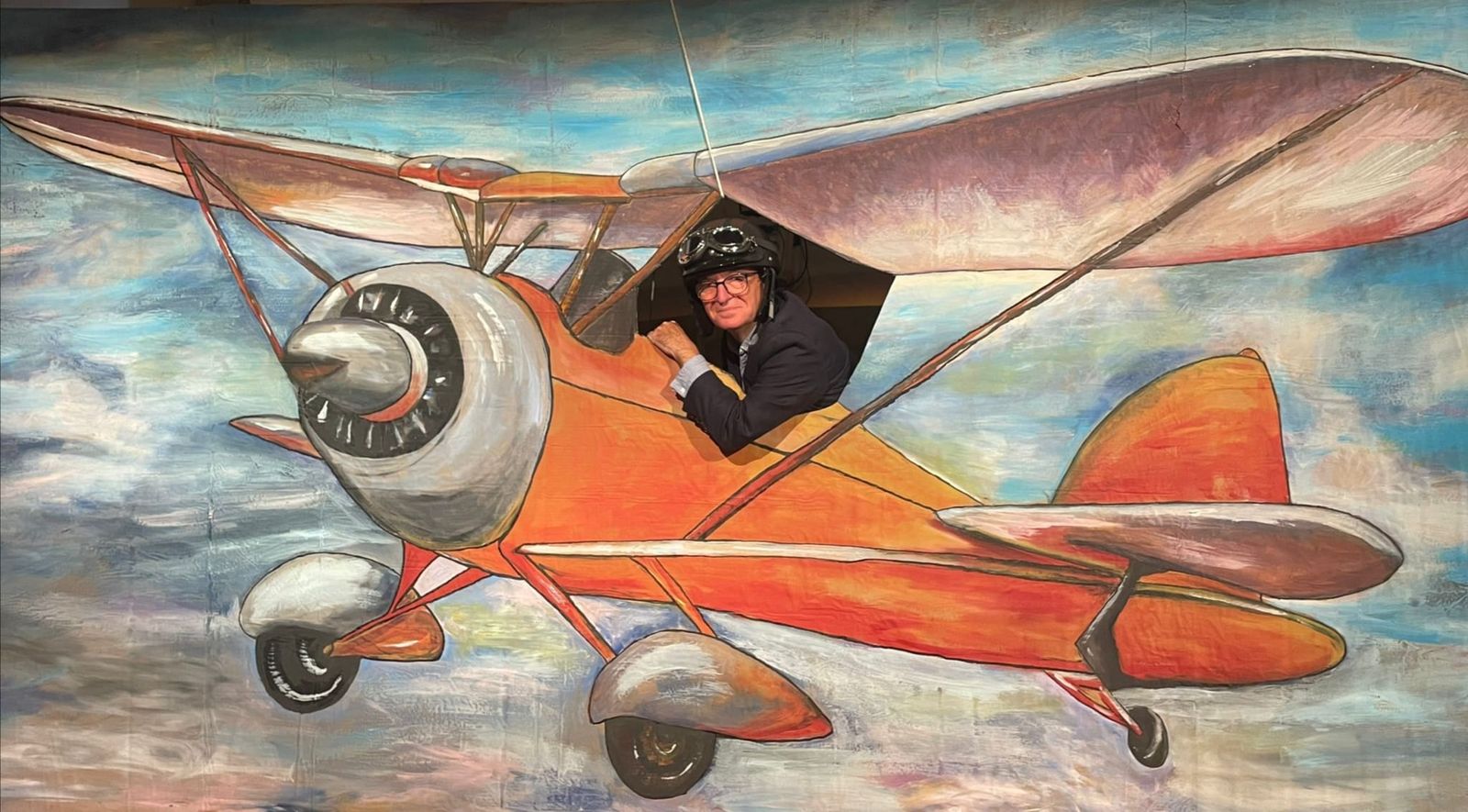 El autor posando en un mural realizado por alumnado y profesorado del IES Arroyo Harnina de Almendralejo.