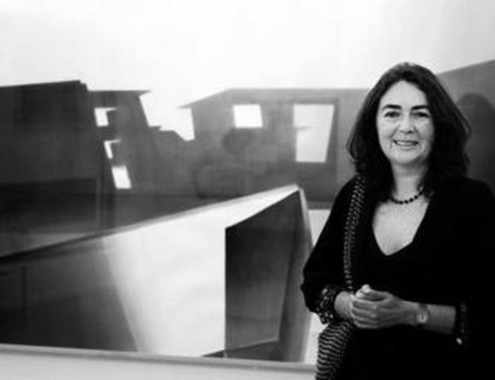 La pintora Magdalena Bachiller durante la inauguración de su exposición.