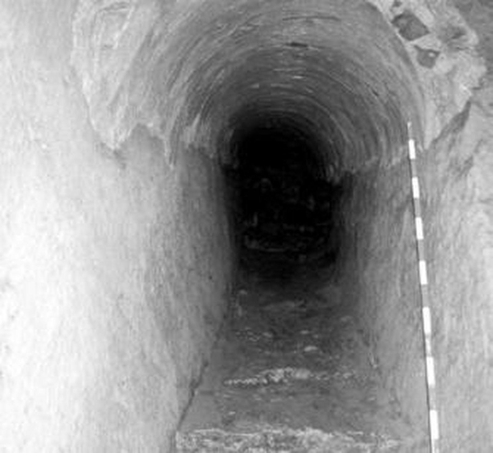 Entrada escalonada al silo subterráneo descubierto en el término municipal de Benamejí.