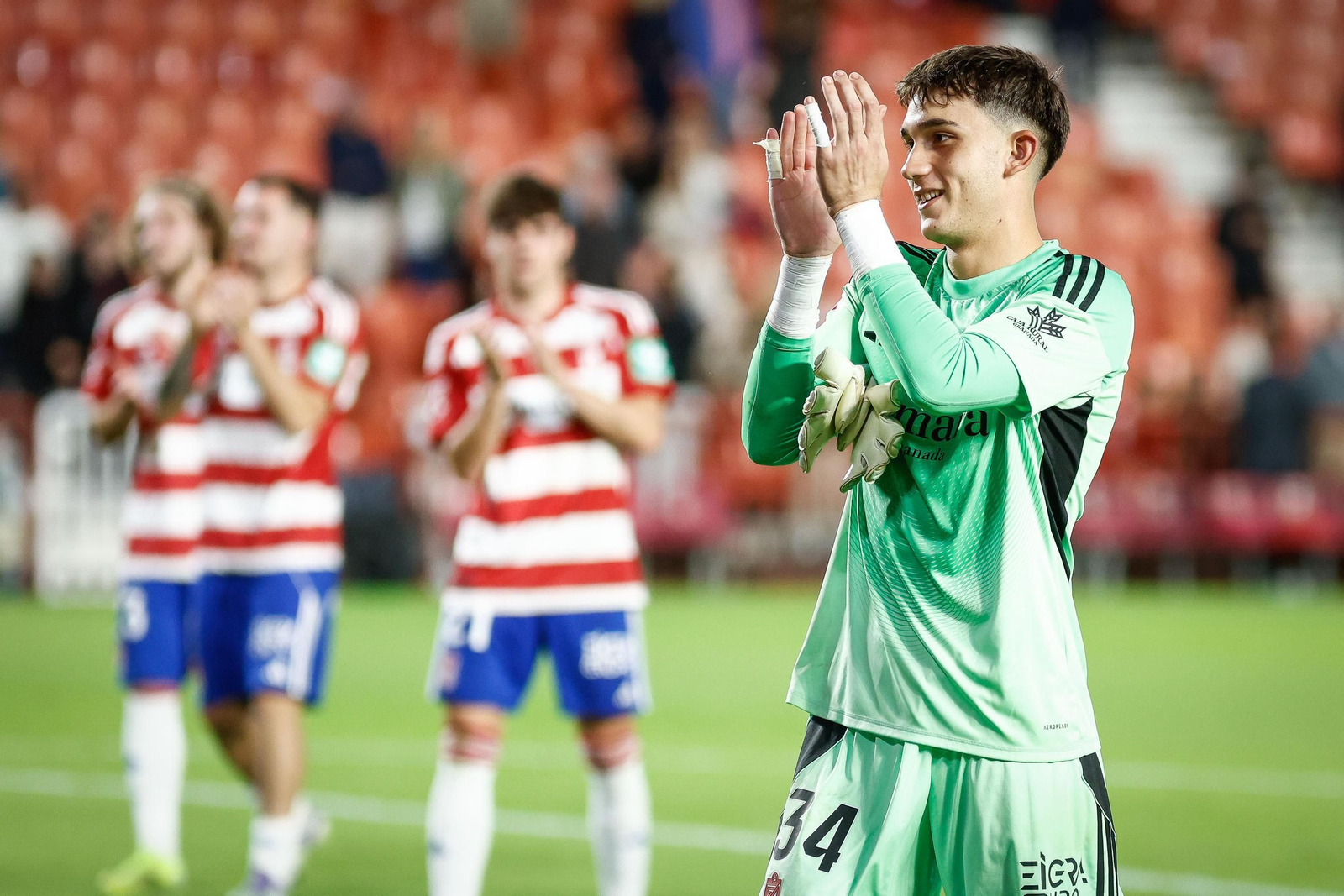 Iker García aplaude a la afición al término del partido.